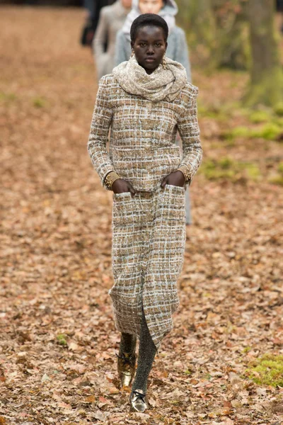 Look 10